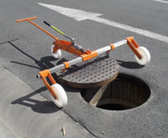 Scorpion manhole lifter